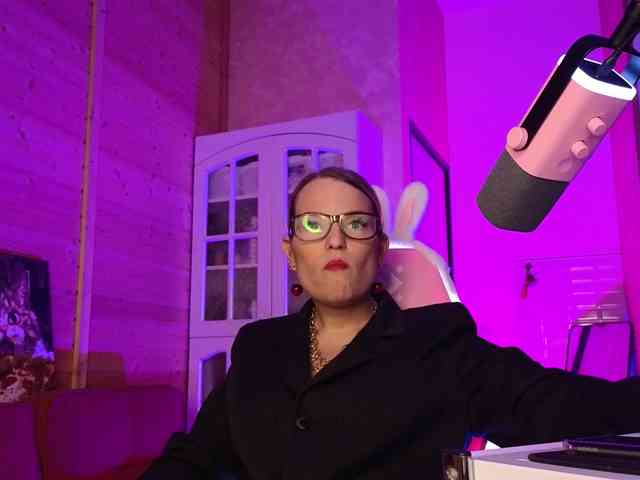 Findom_Lady_Shine webcam