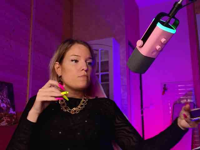 Findom_Lady_Shine webcam