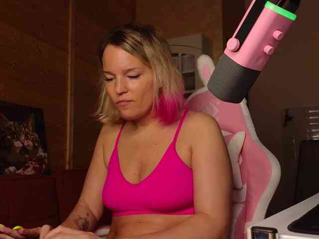 Findom_Lady_Shine webcam