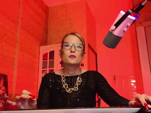 Findom_Lady_Shine webcam