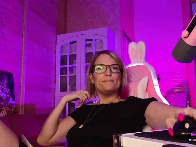Findom_Lady_Shine webcam