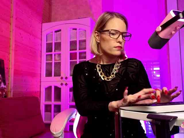 Findom_Lady_Shine webcam