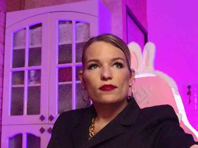 Findom_Lady_Shine webcam