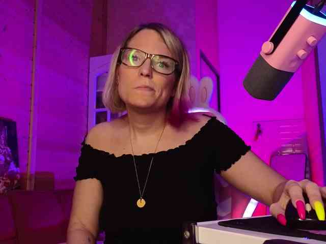 Findom_Lady_Shine webcam