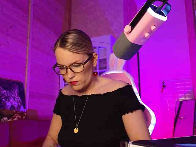 Findom_Lady_Shine webcam