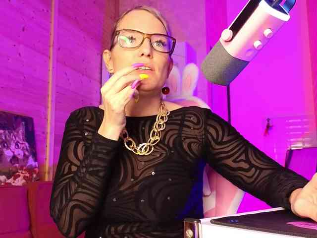 Findom_Lady_Shine webcam