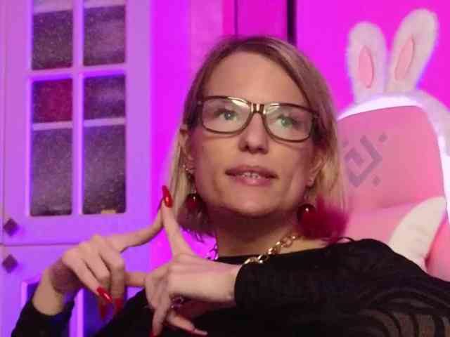 Findom_Lady_Shine webcam