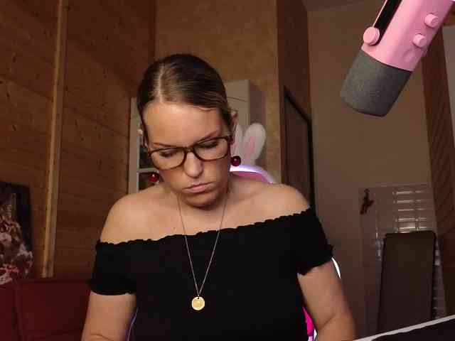 Findom_Lady_Shine webcam