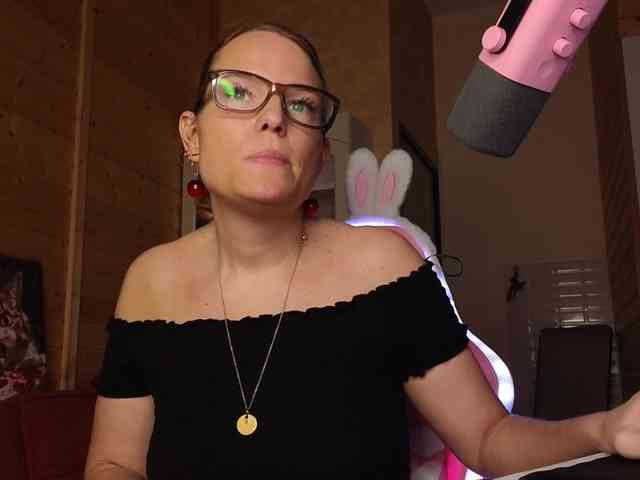 Findom_Lady_Shine webcam