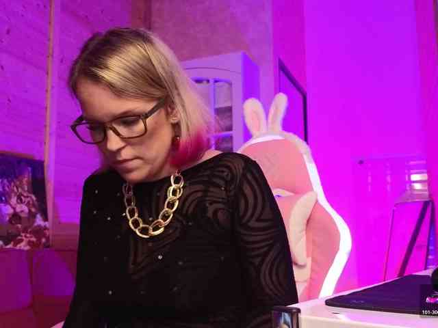 Findom_Lady_Shine webcam
