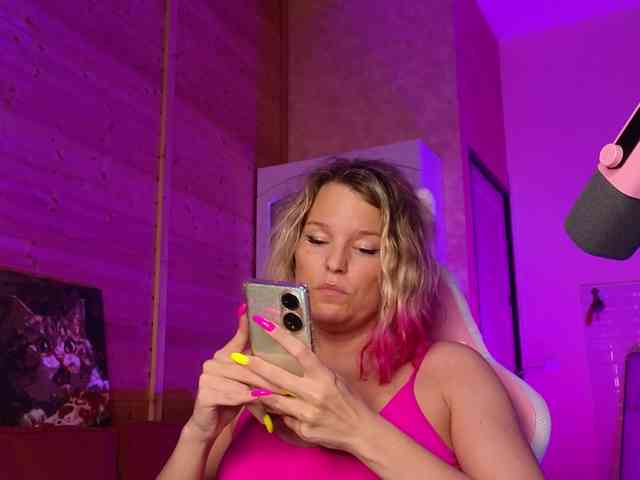 Findom_Lady_Shine webcam