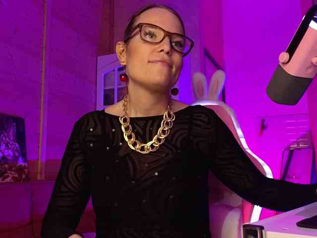 Findom_Lady_Shine webcam