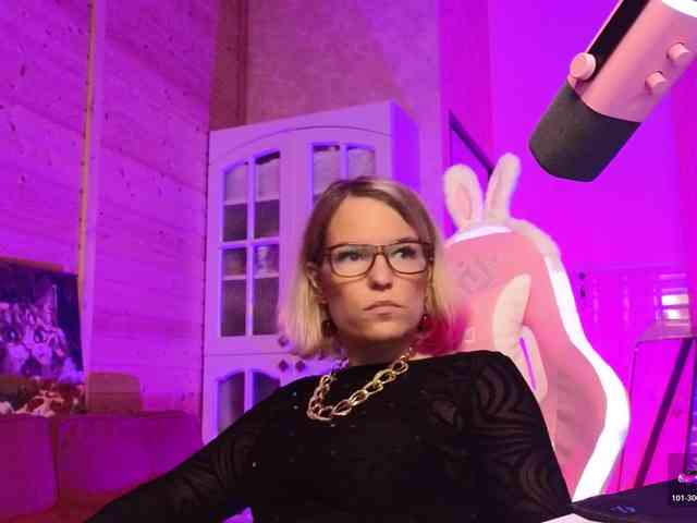 Findom_Lady_Shine webcam