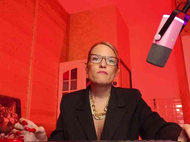 Findom_Lady_Shine webcam