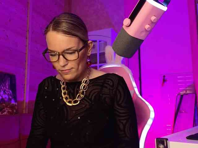 Findom_Lady_Shine webcam