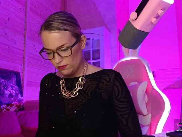 Findom_Lady_Shine webcam