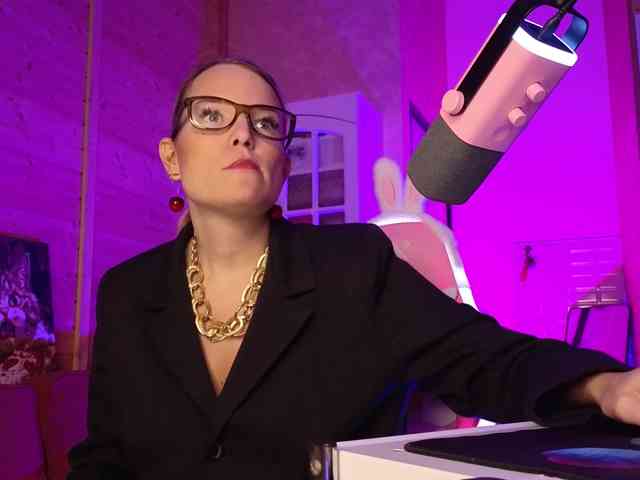 Findom_Lady_Shine webcam
