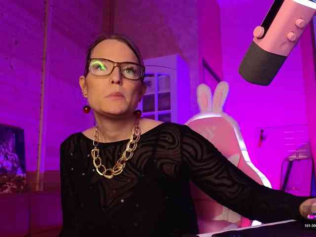 Findom_Lady_Shine webcam