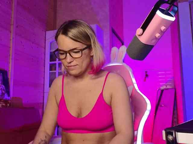 Findom_Lady_Shine webcam