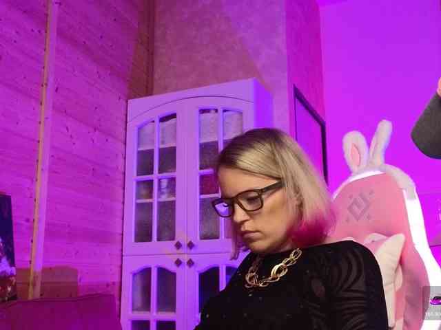 Findom_Lady_Shine webcam