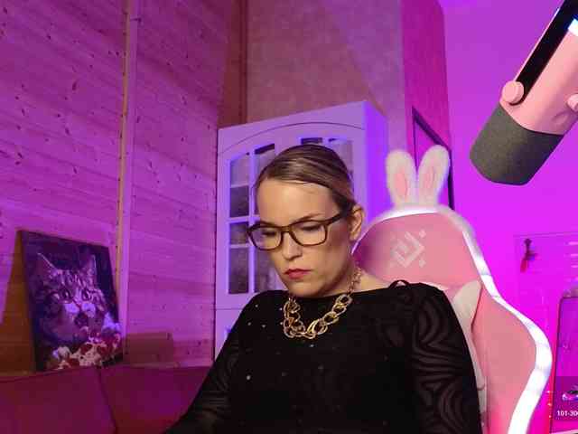 Findom_Lady_Shine webcam