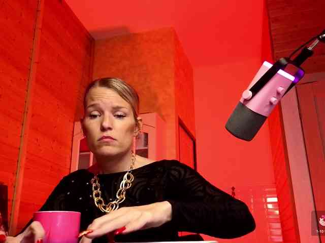 Findom_Lady_Shine webcam