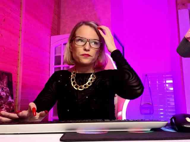 Findom_Lady_Shine webcam