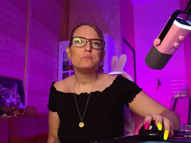 Findom_Lady_Shine webcam