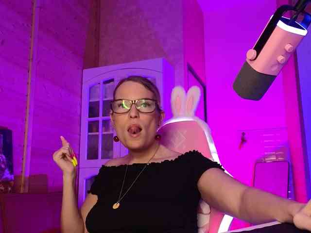 Findom_Lady_Shine webcam