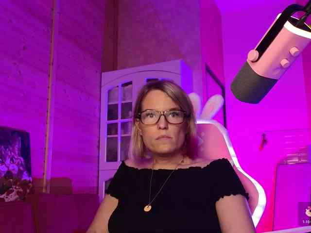 Findom_Lady_Shine webcam