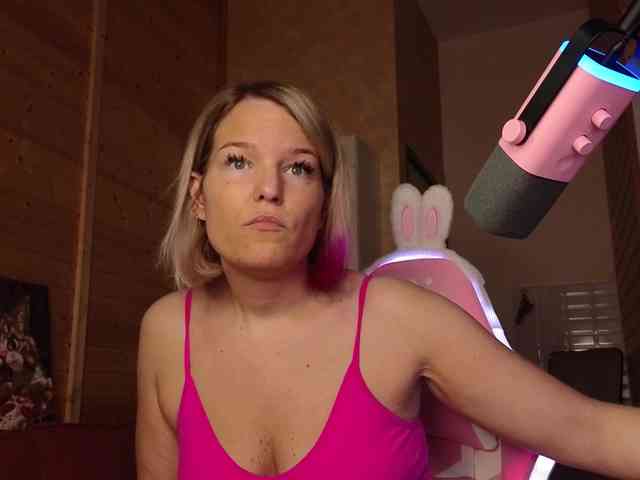 Findom_Lady_Shine webcam