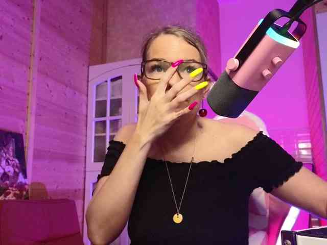 Findom_Lady_Shine webcam