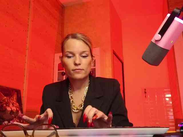 Findom_Lady_Shine webcam