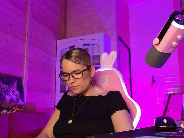 Findom_Lady_Shine webcam
