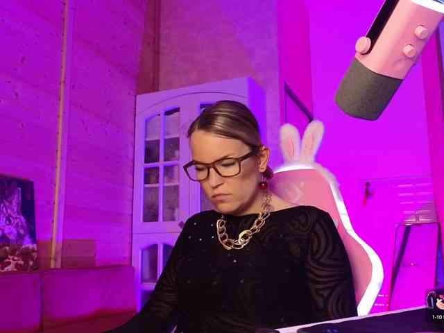 Findom_Lady_Shine webcam
