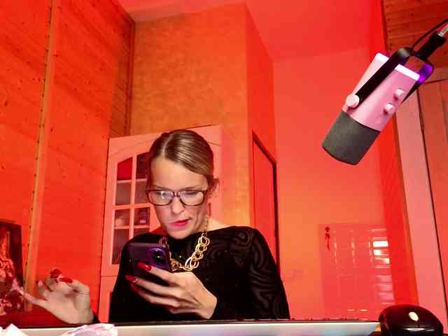 Findom_Lady_Shine webcam