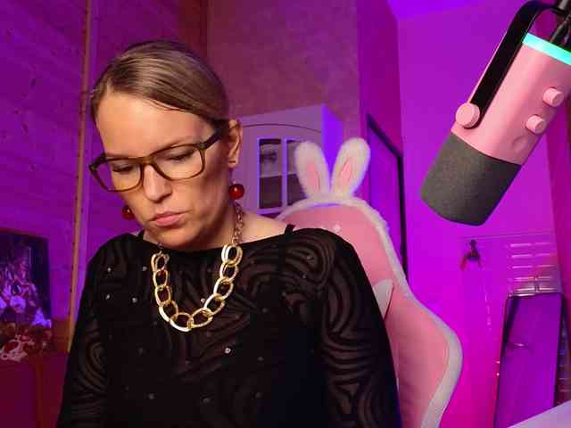Findom_Lady_Shine webcam