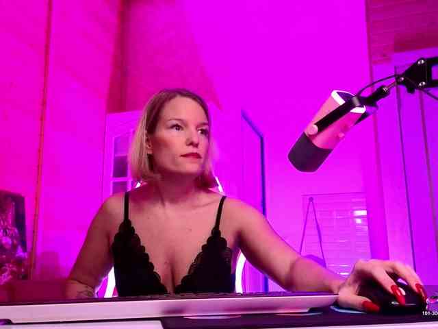 sweeteve050 Live Webcam on BongaCams