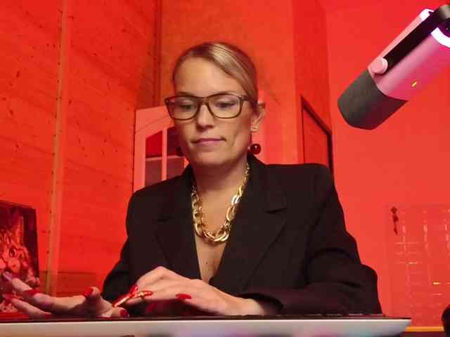 Findom_Lady_Shine webcam