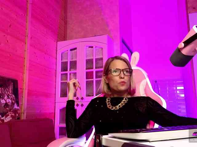 Findom_Lady_Shine webcam