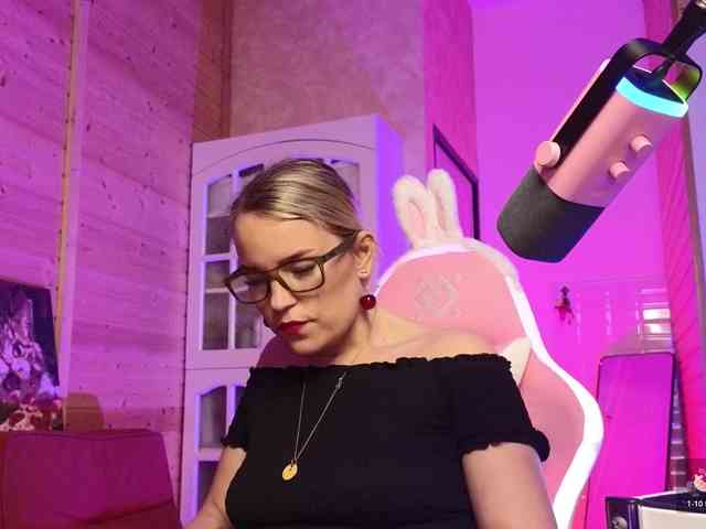 Findom_Lady_Shine webcam