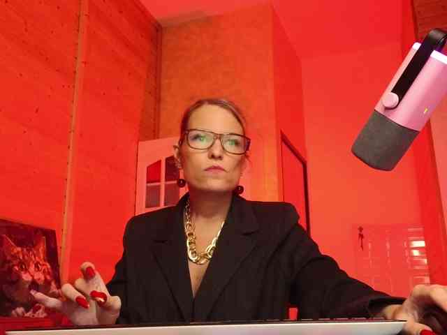 Findom_Lady_Shine webcam