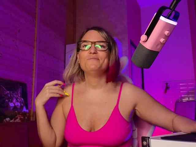 Findom_Lady_Shine webcam