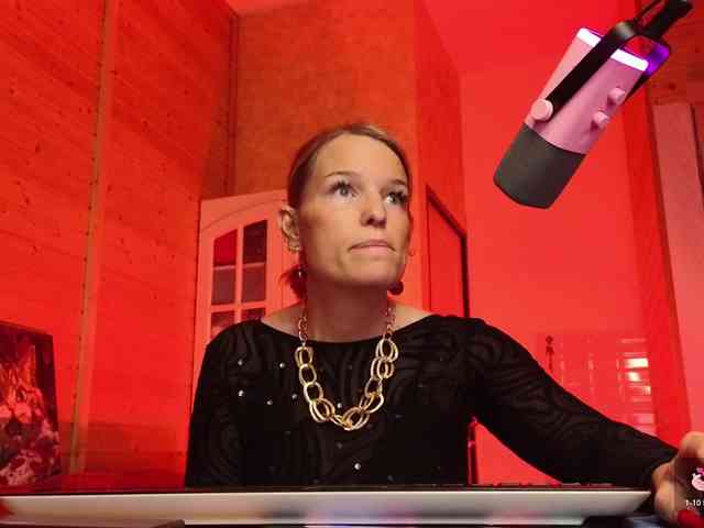 Findom_Lady_Shine webcam