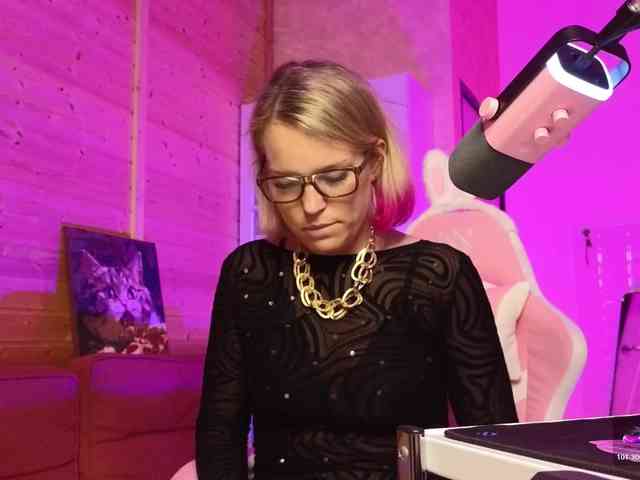 Findom_Lady_Shine webcam