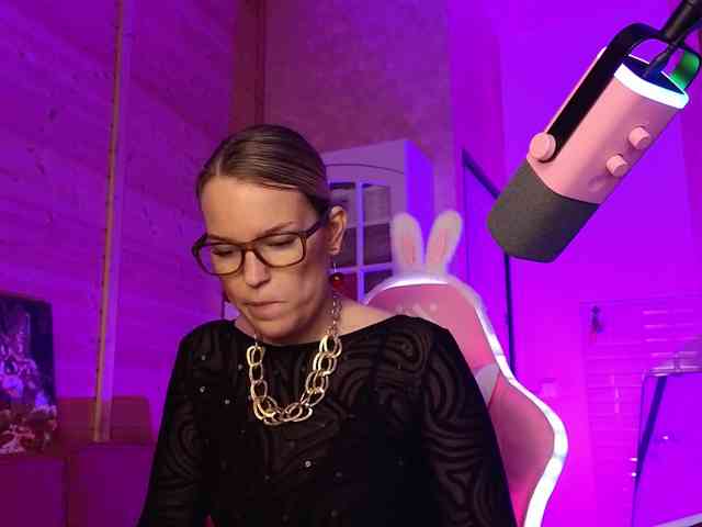 Findom_Lady_Shine webcam