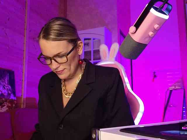 sweeteve050 Live Webcam on BongaCams