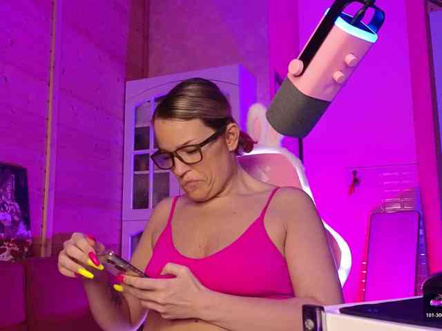 Findom_Lady_Shine webcam