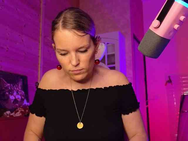 Findom_Lady_Shine webcam