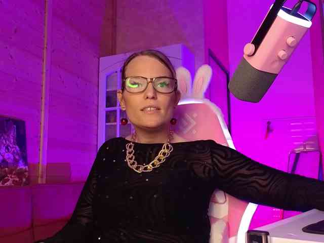 Findom_Lady_Shine webcam